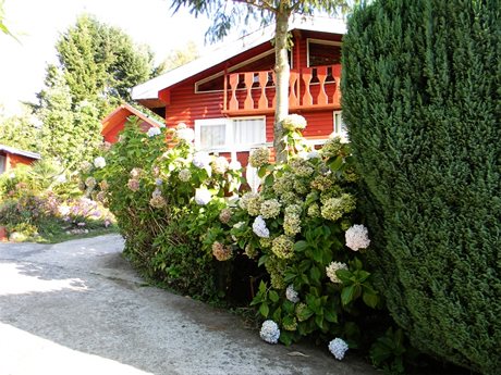 Big Cabin 10-12 Persons
2 Matrimonial bedrooms
3 Bedrooms with beds with berths
2 Baths
Terraces with sight to the Lake
Living – Dining room