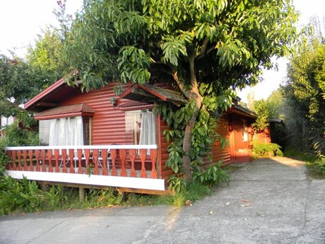 Cabin 6 Persons
2 Matrimonial bedrooms
1 Bedrooms with beds with berths
2 Baths
2 Terraces with sight to the Lake
Living – Dining room