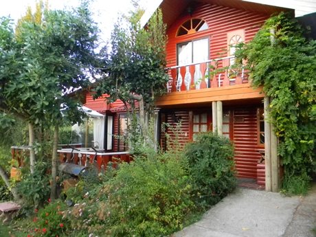 Big Cabin of 2 floors 10-12 Persons
2 Matrimonial bedrooms
3 Bedrooms with beds with berths
3 Baths
2 Terraces with sight to the Lake
Living – Dining room