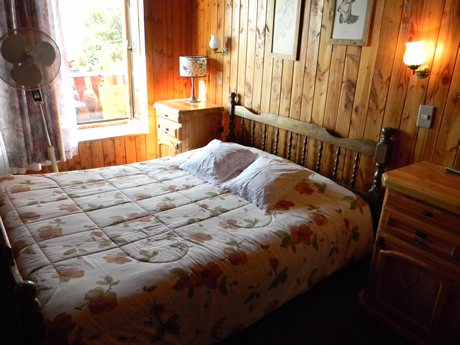 Big Cabin 8 Persons
2 Matrimonial bedrooms
2 Bedrooms with beds with berths
2 Baths
Terraces with sight to the Lake
Living – Dining room