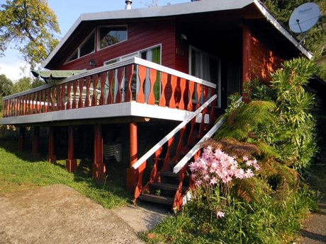 Cabin 10 Persons
2 Matrimonial bedrooms
2 Bedrooms with beds with berths
2 Baths
Terraces with sight to the Lake
Living – Dining room